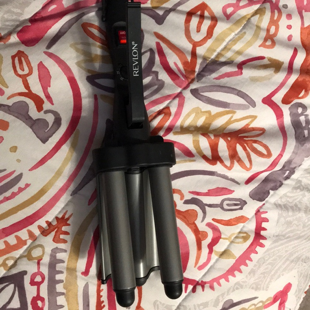 Revlon hair “waver” designed to create loose waves